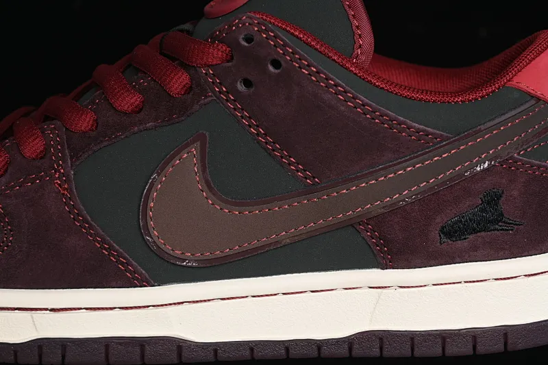 All categories Nk SB Dunk Series Nk SB Dunk Low low-top sneakers Riot Skateshop x Nk SB Dunk Low joint model Bordeaux red low-top casual sneakers FZ1289-200